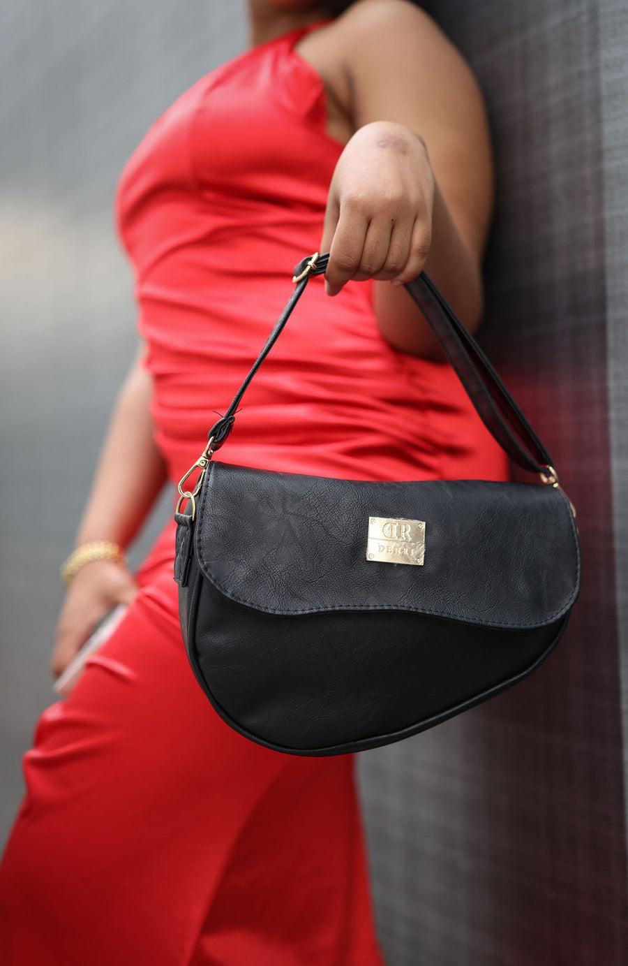 Denri Africa's black Montana Sling Bag. Simple black sling bag, portable and sturdy, perfect for outings.