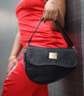 Denri Africa's black Montana Sling Bag. Simple black sling bag, portable and sturdy, perfect for outings.